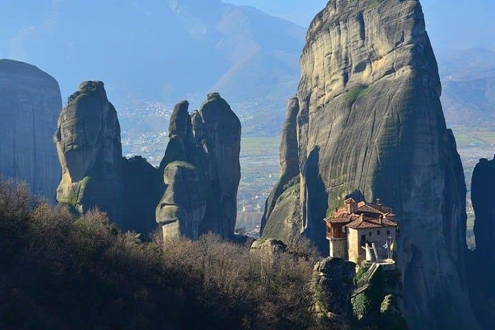 Meteora Monasteries & Thermopylae: Private Full-Day Tour from Athens