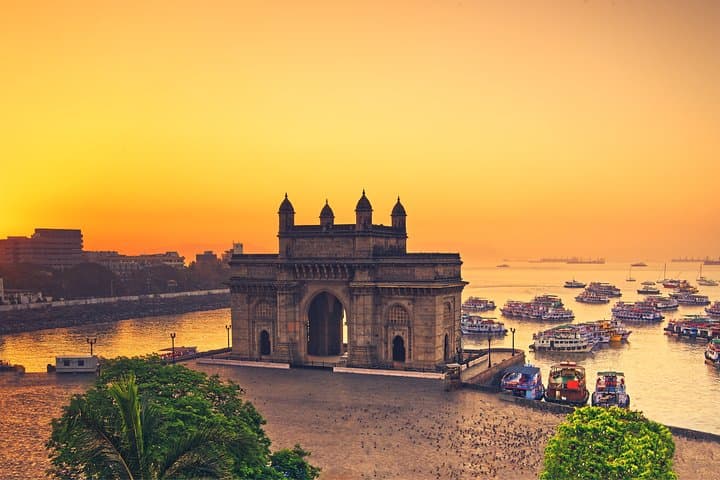 South India Immersive Journey: Kerala Backwaters, Hill Stations & Ancient Hampi