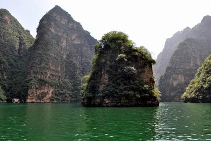 Longqing Gorge & Badaling Wildlife World: Private Day Tour from Beijing