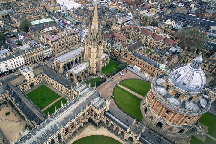 Oxford Highlights Private Walking Tour: Colleges, Quads & Hidden Alleys