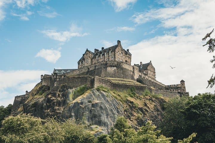 Private Walking Tour: Edinburgh Highlights with Skip-the-Line Castle Entry photo 3