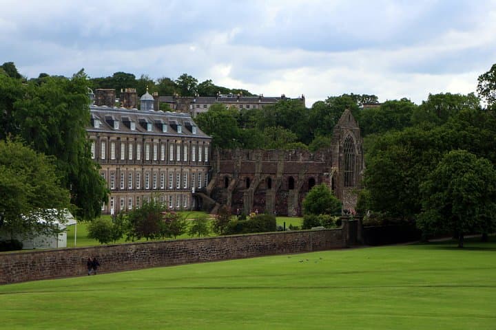 Private Walking Tour: Edinburgh Highlights with Skip-the-Line Castle Entry photo 6