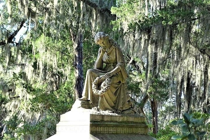 Inside Bonaventure Cemetery: Full Walking Tour with Downtown Pickup