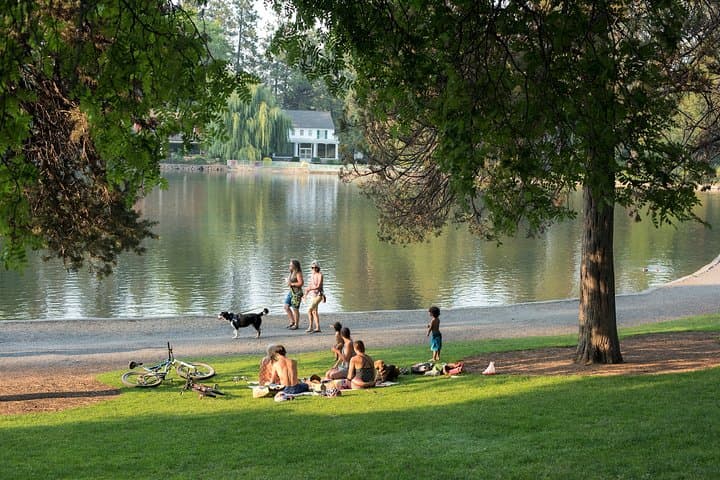 Bend Street Photography Private Tour: Capture Mirror Pond & Downtown