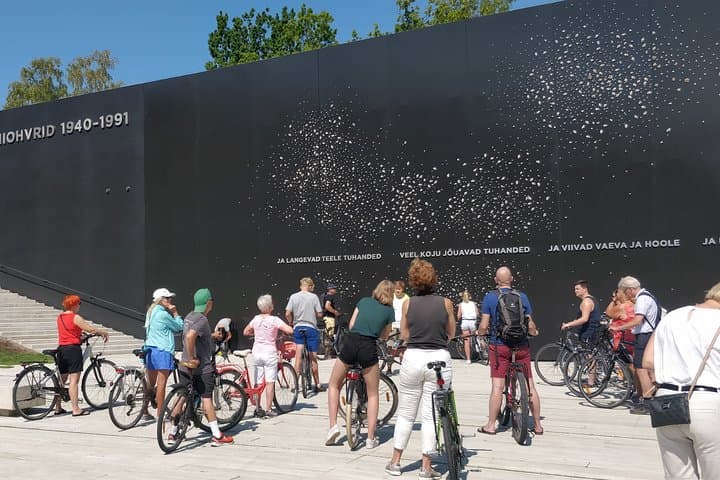 Tallinn Electric Bike Tour — Old Town, Kadriorg & Seaside in 2.5 Hours photo 3