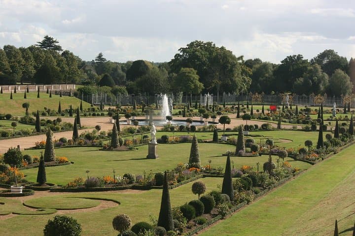 Private Hampton Court Palace Tour with Garden Maze & Audio Guide photo 2