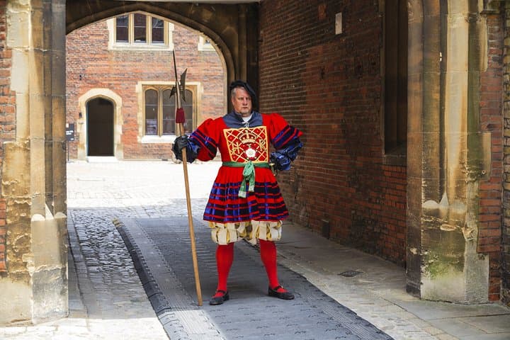 Private Hampton Court Palace Tour with Garden Maze & Audio Guide photo 5