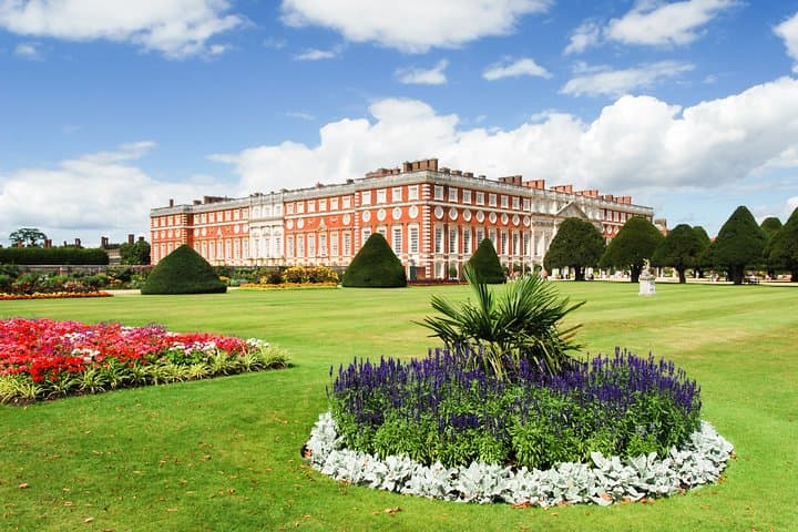 Private Hampton Court Palace Tour with Garden Maze & Audio Guide