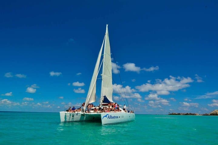 Catamaran Sailing to Isla Mujeres: Snorkel, Open Bar & Beach Club Day Trip from Cancun