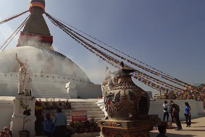 Easy Hiking to Syambhunath Stupa — Thamel to Monkey Temple Guide photo 2