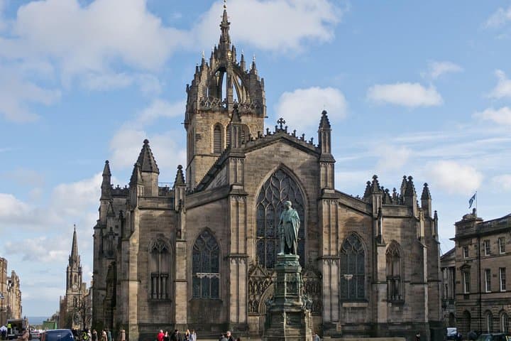 Edinburgh Private Walking Tour — Castle, Royal Mile & Calton Hill Views photo 3