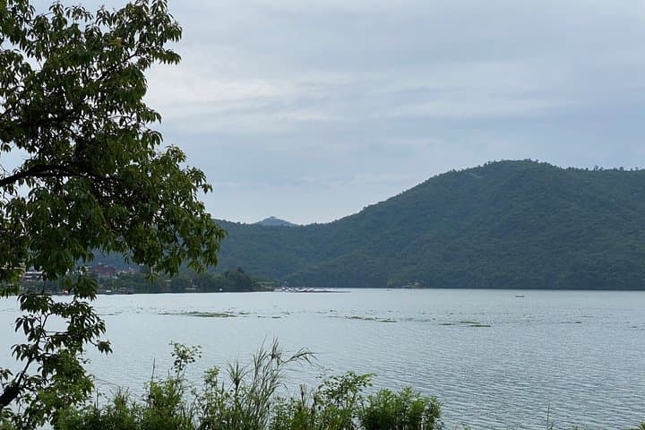 Fewa Lake Lakeside Walk: Easy Short Hike with Mountain Views