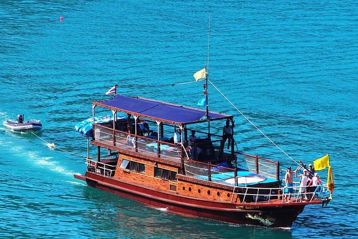Blue Dragon Private Yacht: Snorkel Koh Taen & See Pink Dolphins from Koh Samui