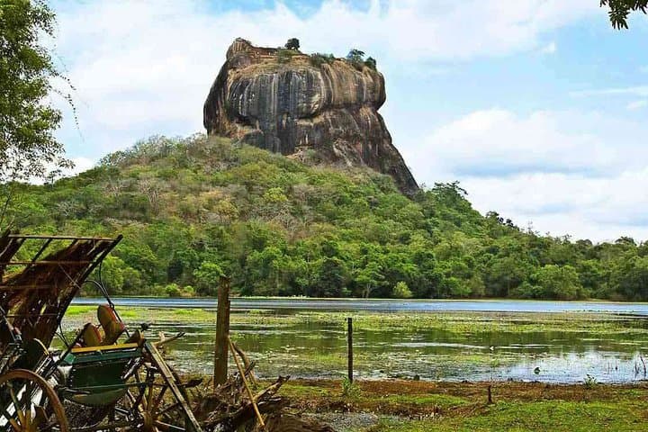 Climbing Sigiriya & Exploring Dambulla: Day Trip from Colombo