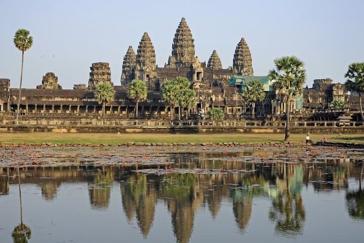 Sunrise Tuk Tuk Tour of Angkor Wat and Bayon Temples — Half-Day Small Circuit