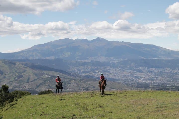 Cave-lodge & Andean horseback escape: Rose farms and highland views from Quito