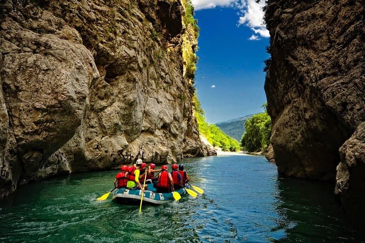 Arachthos River Rafting from Plaka Bridge: 9 km Class III Gorge Descent in Tzoumerka