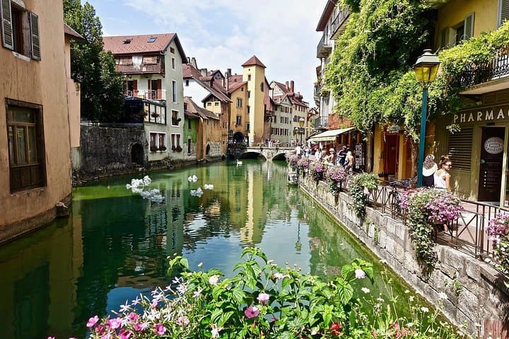 Private 2-Hour Walking Tour of Annecy — Lakefront, Old Town & Château Highlights photo 1