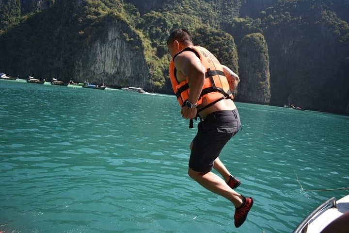 Phi Phi Islands Speedboat Day Tour from Phuket – Maya Bay, Snorkeling & Buffet Lunch