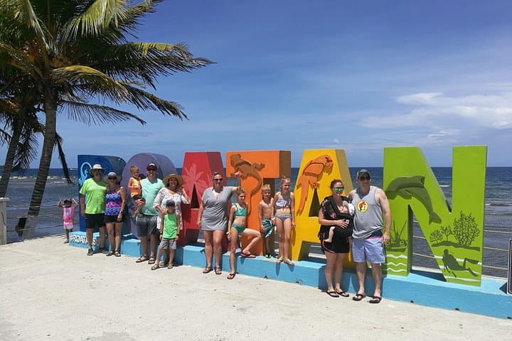 Roatán VIP Shore Excursion: Hop-On Hop-Off Island Tour & West Bay Beach