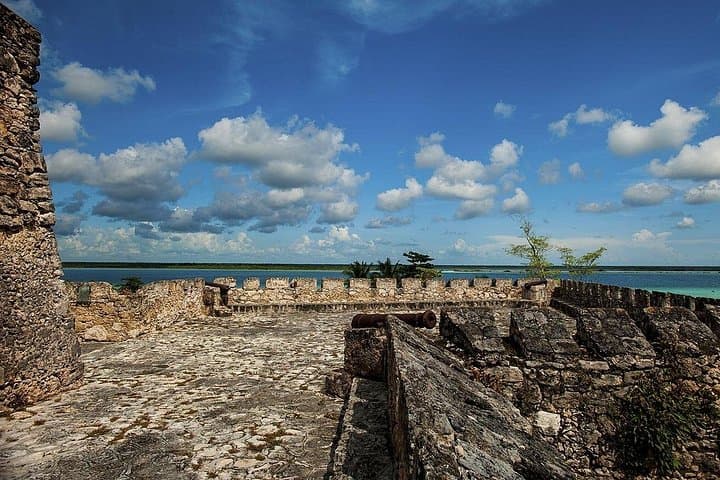 Bacalar Lagoon Boat Tour from Riviera Maya — Full-Day Laguna de Siete Colores photo 3