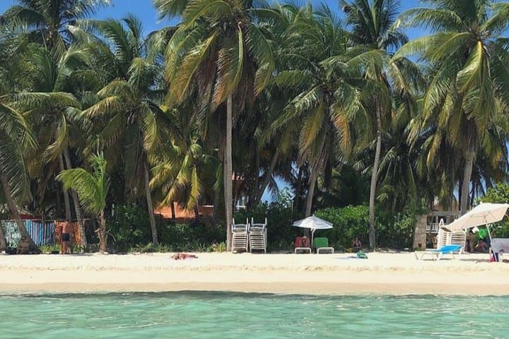 Romantic Private Tour in Isla Mujeres: Couples' Walking Experience to Garrafon and Playa Norte