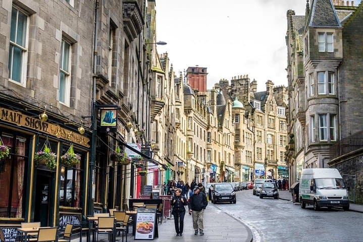 Private Old Town Walking Tour of Edinburgh: Royal Mile, Castle & Hidden Gems photo 4
