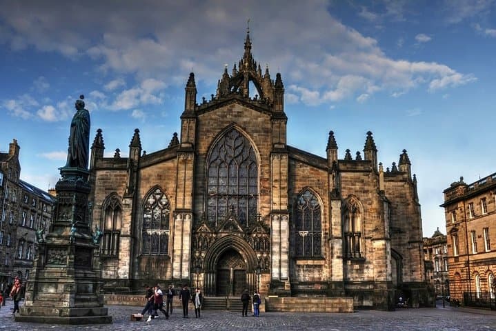 Private Old Town Walking Tour of Edinburgh: Royal Mile, Castle & Hidden Gems photo 5
