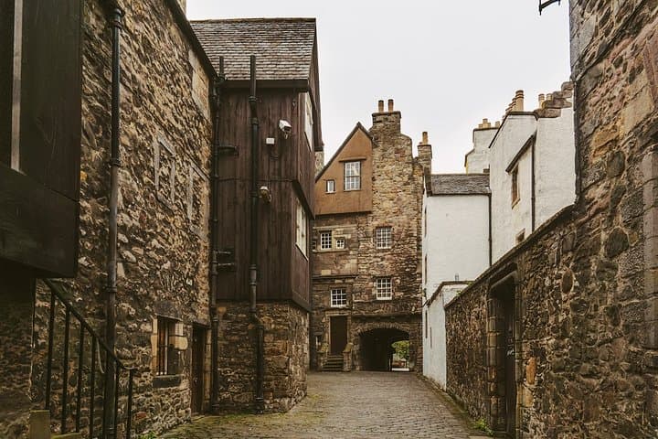 Private Old Town Walking Tour of Edinburgh: Royal Mile, Castle & Hidden Gems photo 6