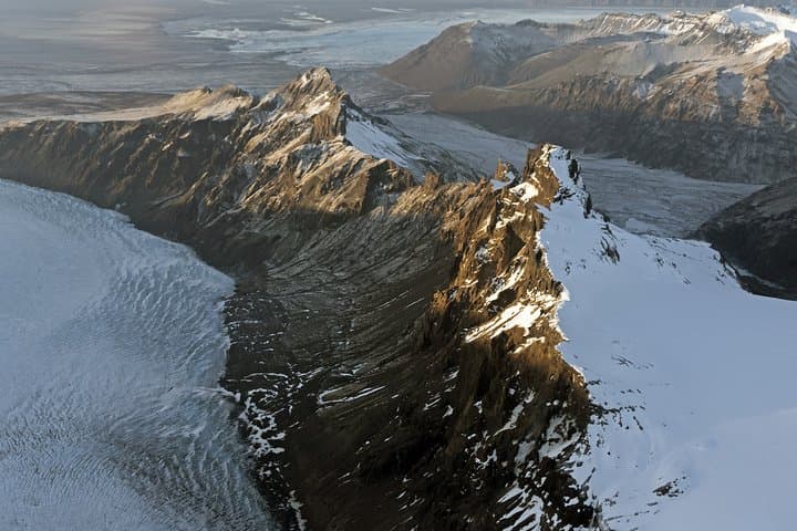 Aerial tour over Hvannadalshnjúkur and Jökulsárlón: Glacier lagoon flight from Skaftafell photo 3