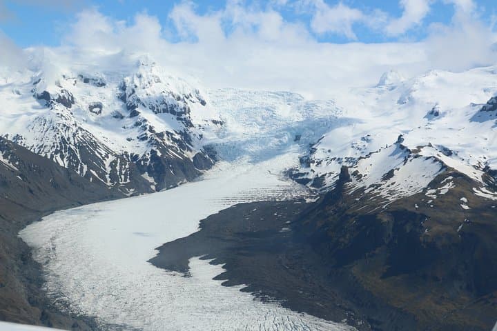 Aerial tour over Hvannadalshnjúkur and Jökulsárlón: Glacier lagoon flight from Skaftafell photo 6