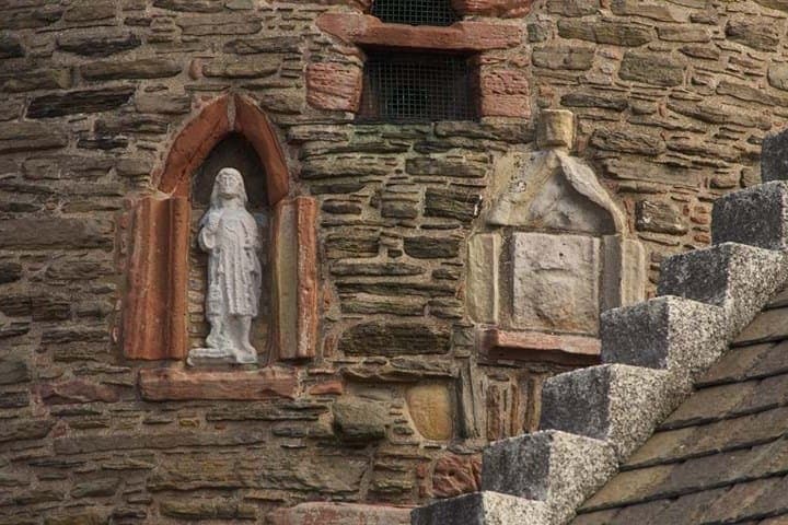 Kirkwall Private Walking Tour — St Magnus Cathedral & Bishop's and Earl's Palace (4-Hour) photo 4