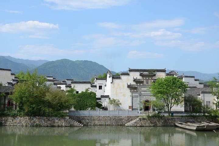 Romantic Walking Tour of Huizhou: West Lake, Hot Springs & Love Stories
