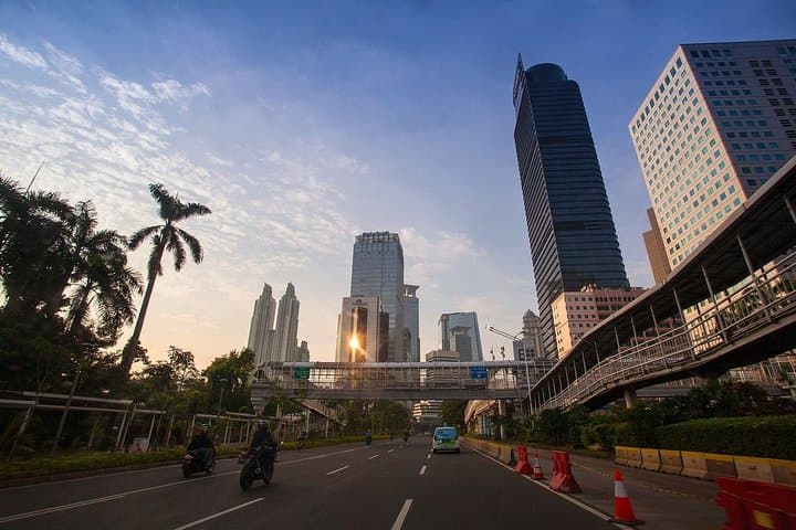 Monas to Menteng: 2-Hour Private Romantic Walking Tour in Jakarta