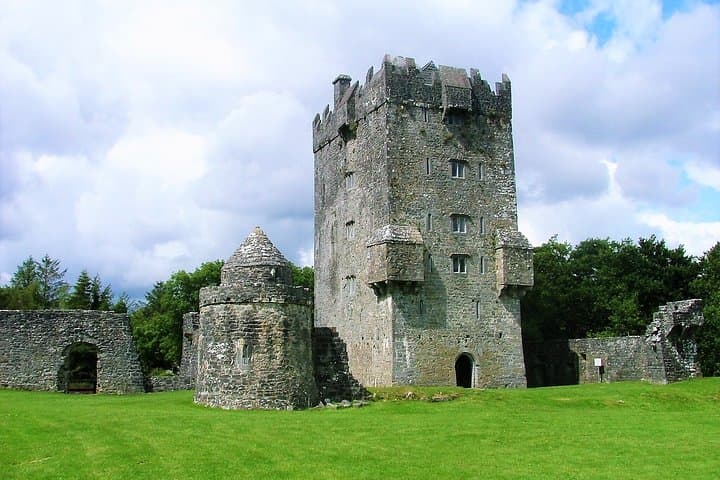 Connemara Castles Day Tour from Galway: Kylemore, Aughnanure & Clifden