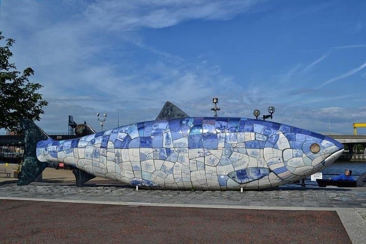 Belfast City Sightseeing Private Walking Tour: Architecture, Politics & Titanic Quarter photo 2