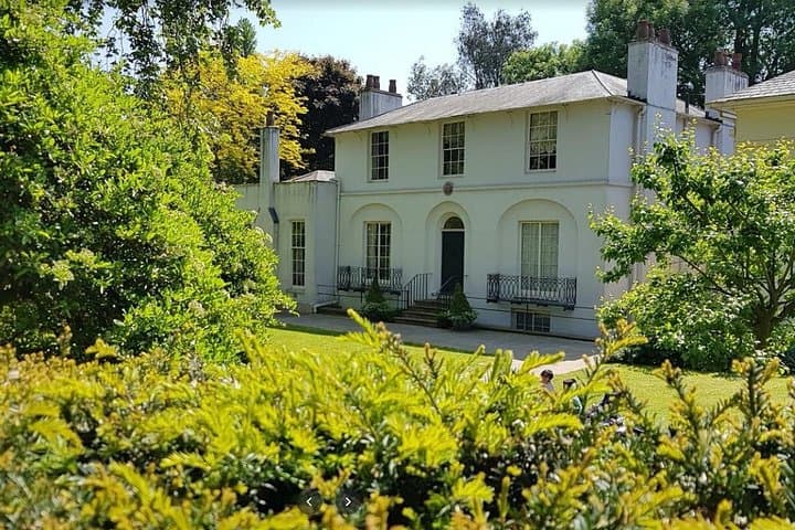 Hampstead Village Walking Tour: Historic Lanes, Heath Views & Literary Landmarks