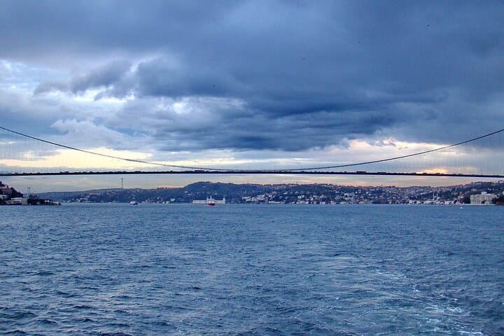 Bosphorus Dinner Cruise: Evening Yacht Tour with Dinner & Folklore Show in Istanbul