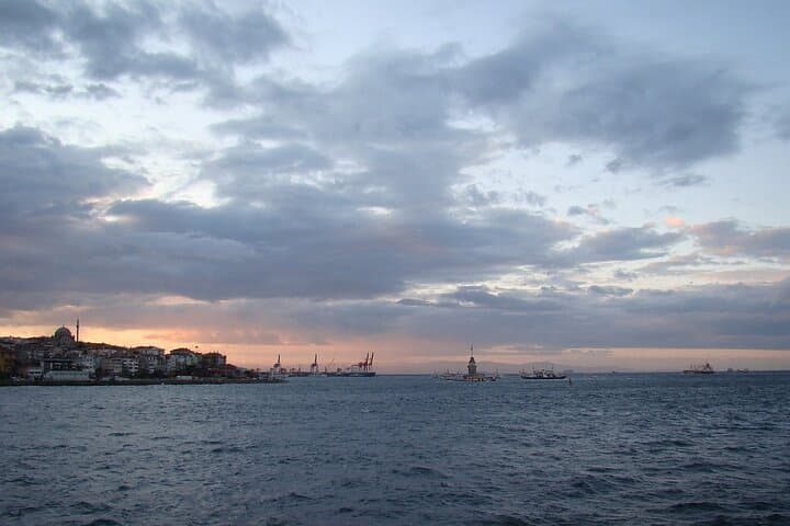 Bosphorus Dinner Cruise: Evening Yacht Tour with Dinner & Folklore Show in Istanbul photo 2