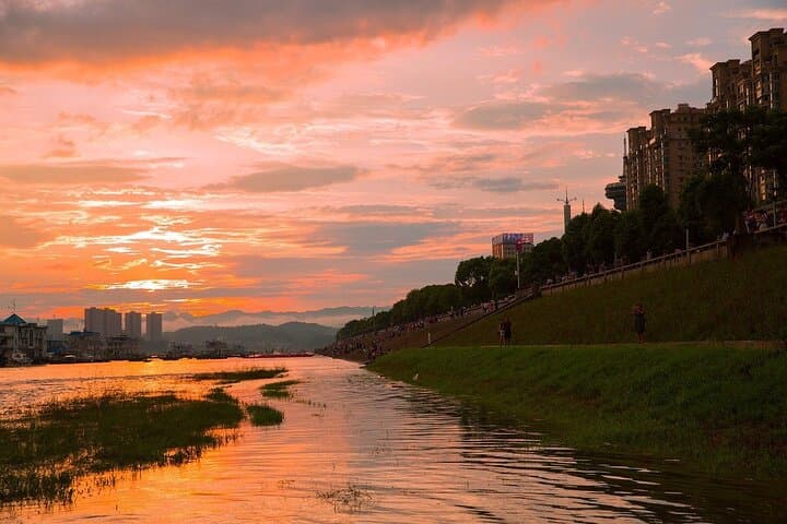 Romantic Yichang Walking Tour: Date Spots, Waterfalls & Local Love Stories photo 1