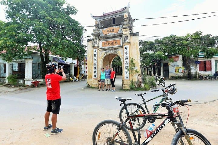 Early Morning Hanoi Bike Tour: 3-Hour Lakes, Landmarks & Pho photo 4