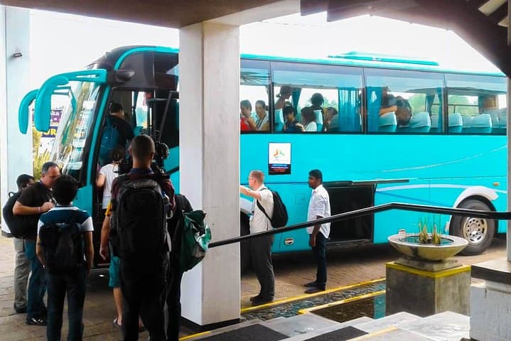 Private Transfer: Colombo (CMB) to Earl's Regency Kandy — Comfortable 3–3.5 Hour Drive photo 6