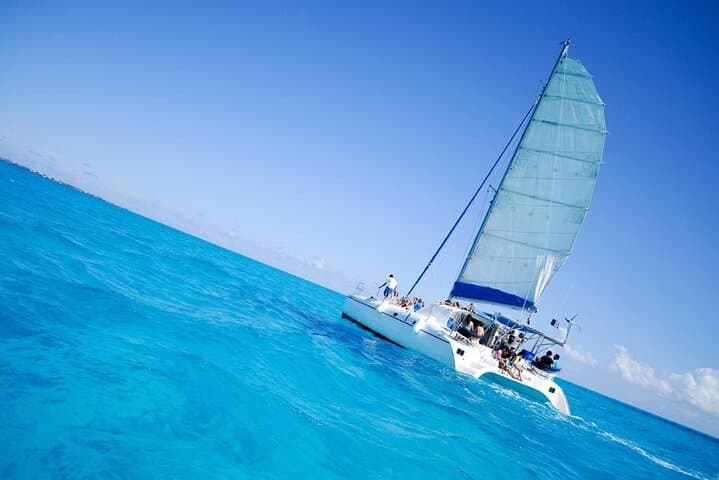 Half-Day Private Catamaran Sailing to Isla Mujeres: Snorkel, Drinks & Beach Time