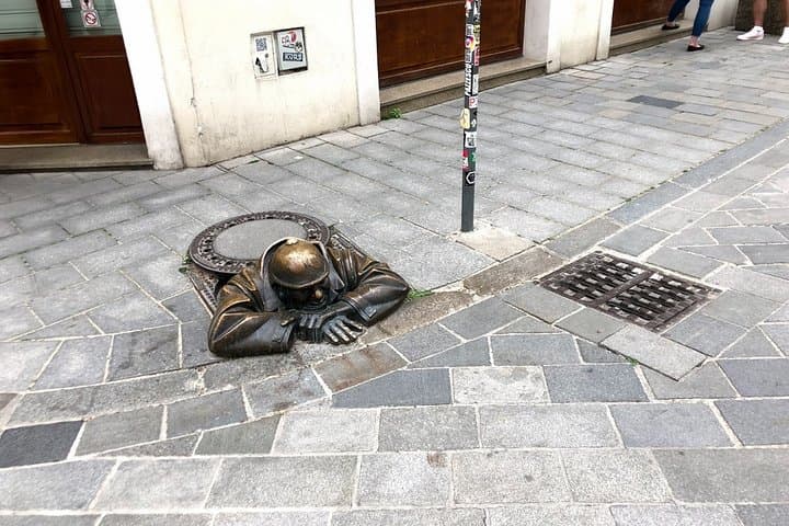 Bratislava Running Tour with a Local — 60-Minute Historic City Run photo 3