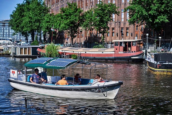 Amsterdam Small-Canals Cruise in German — 90-Minute Private Waterway Tour photo 3