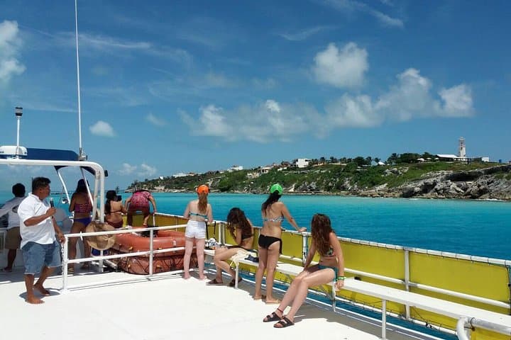 Full-Day Isla Mujeres Catamaran: Snorkel, Open Bar & Beach Club from Cancun