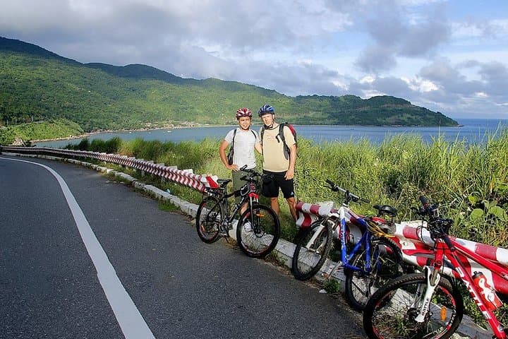 Cycling Son Tra Peninsula: 6-Hour Monkey Mountain Bike Tour from Da Nang