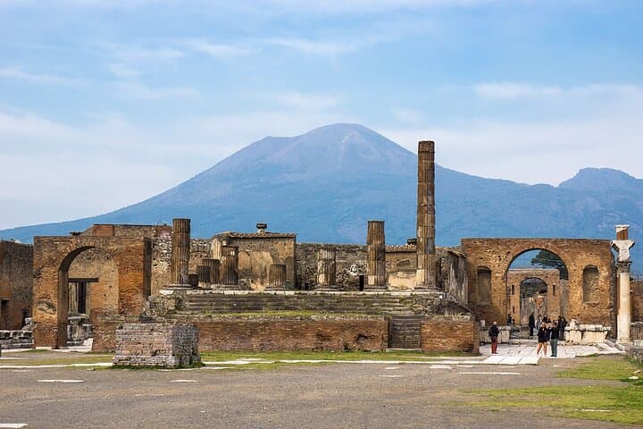 Pompeii and Mount Vesuvius: Private Full-Day Archaeology and Volcano Hike