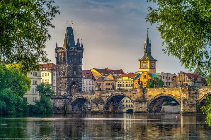 Prague Private Walking Tour: Charles Bridge, Astronomical Clock & Local Pubs