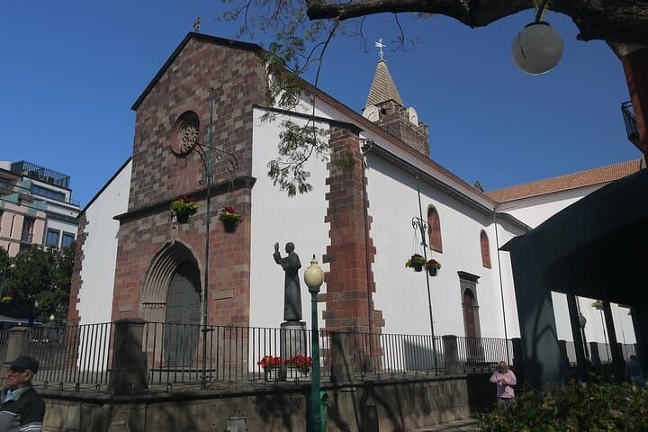 Funchal Old Town Walking Tour with Madeira Specialities & Monte Cable Car photo 5